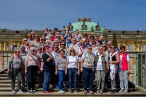 Ein Besuch im Park Sanssouci bildete die letzte Station der Frauenfahrt für die 54 Teilnehmerinnen und Reiseleiter Peter Goryszewski. Foto: Marlene Linster-Hoffmann