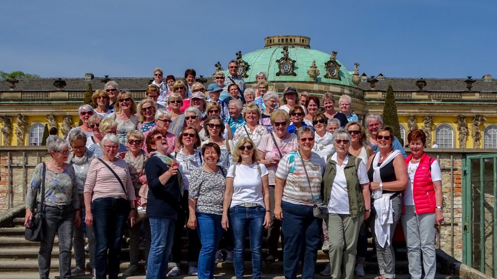 Ein Besuch im Park Sanssouci bildete die letzte Station der Frauenfahrt für die 54 Teilnehmerinnen und Reiseleiter Peter Goryszewski. Foto: Marlene Linster-Hoffmann