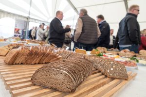 Bei einem leckeren und gesunden Frühstück besprechen Geschäftsleute und Kulturschaffende gemeinsame Ideen und Projekte. Foto: Thomas Remme / Gemeinde Wallenhorst