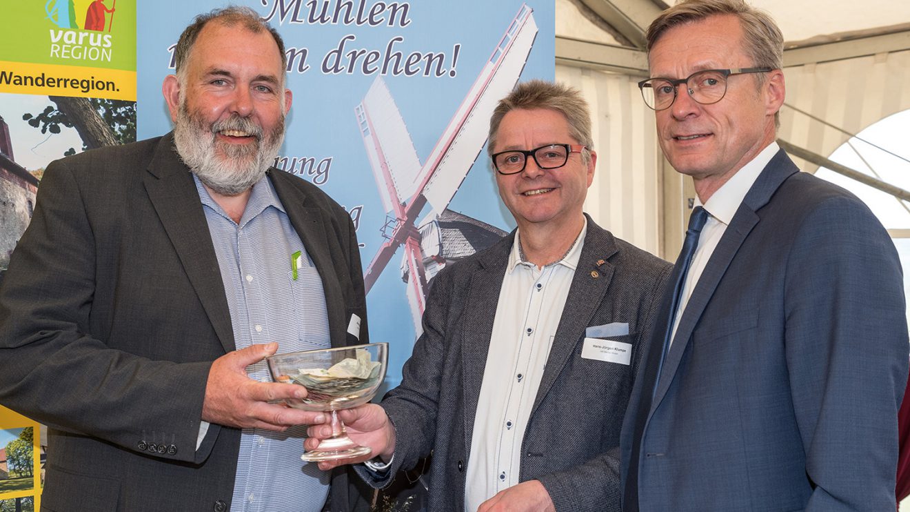 Ansgar Vennemann nimmt für den Lechtinger Mühlenverein eine Spende über 615 Euro von Hans-Jürgen Klumpe und Bürgermeister Otto Steinkamp (von links) entgegen. Foto: Thomas Remme / Gemeinde Wallenhorst