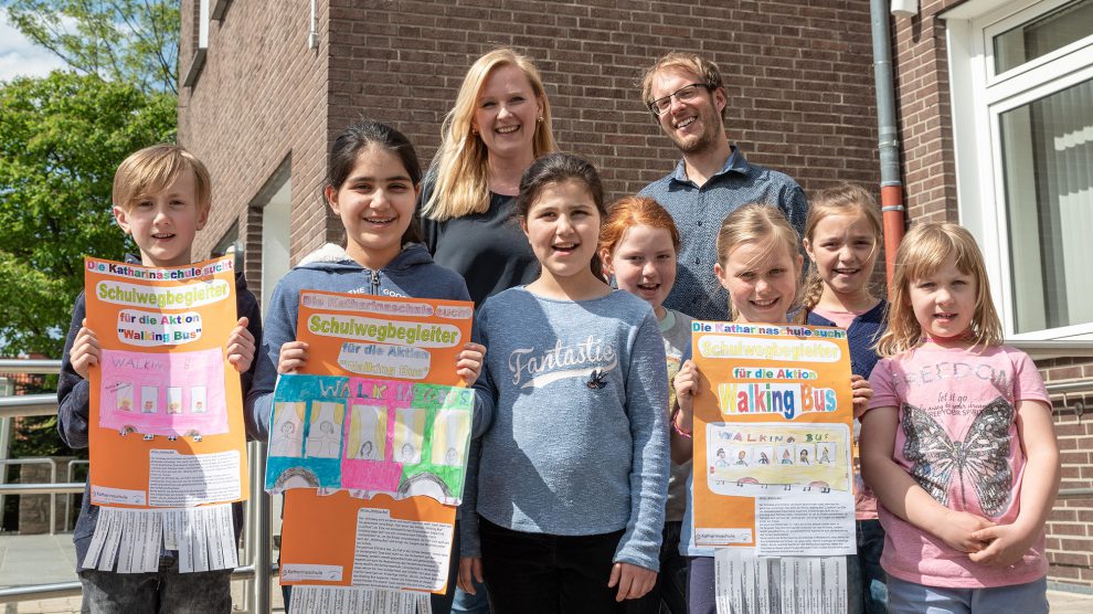 Suchen Schulwegbegleiter für ihren Walking Bus: Nadin Kohlbrecher, Stefan Sprenger und die Kinder der Katharinaschule. Foto: Thomas Remme