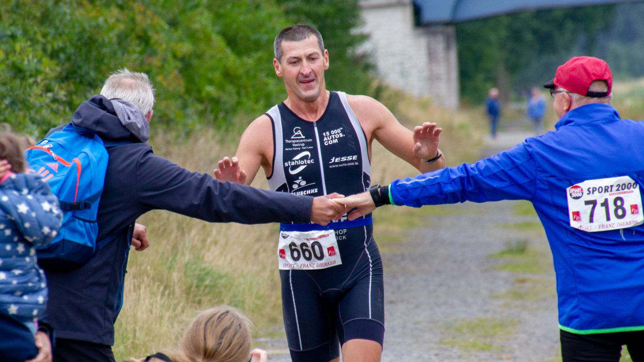 Carsten Meyer erreicht nach gut 60 Minuten als erster das Ziel. Foto: André Thöle