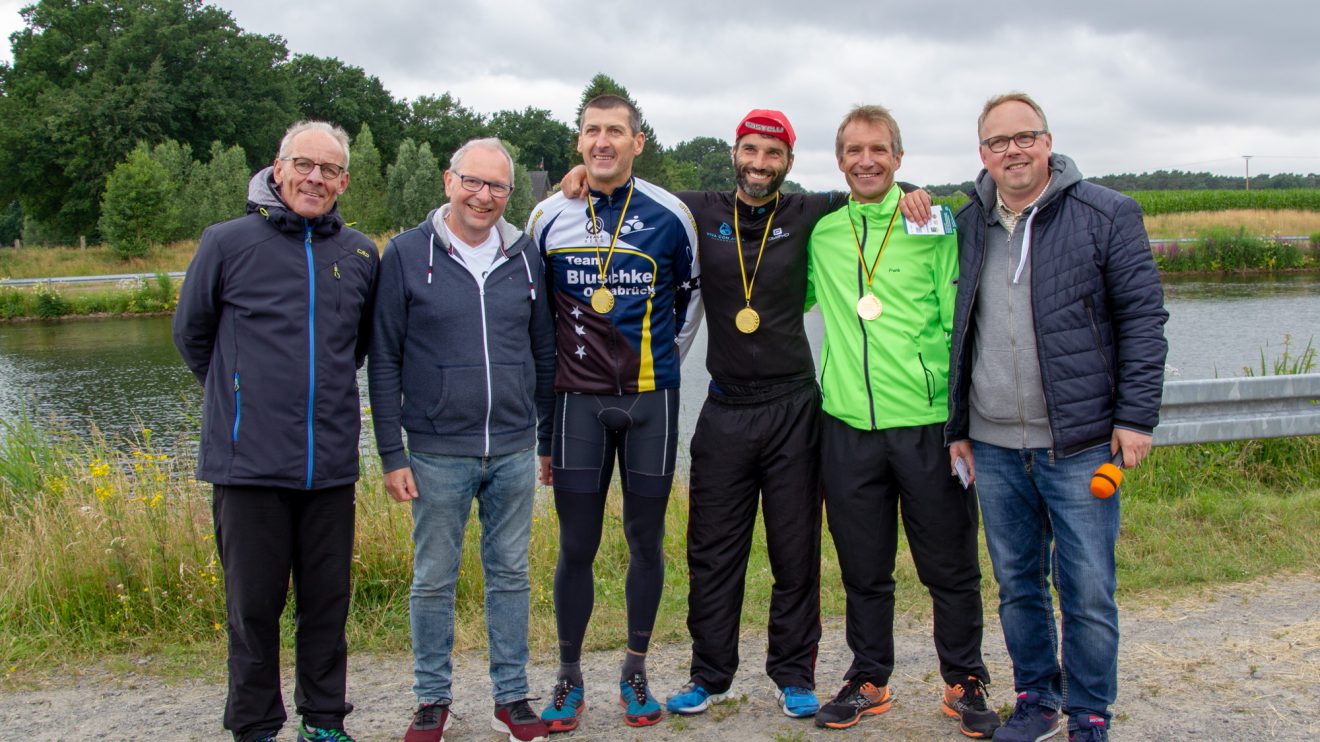 Die Organisatoren Martin Süllow und Christian Speer mit den Siegern Carsten Meyer, Marcus Demmler und Frank Glose sowie Heiner Placke (von links). Foto: André Thöle