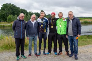 Die Organisatoren Martin Süllow und Christian Speer mit den Siegern Carsten Meyer, Marcus Demmler und Frank Glose sowie Heiner Placke (von links). Foto: André Thöle