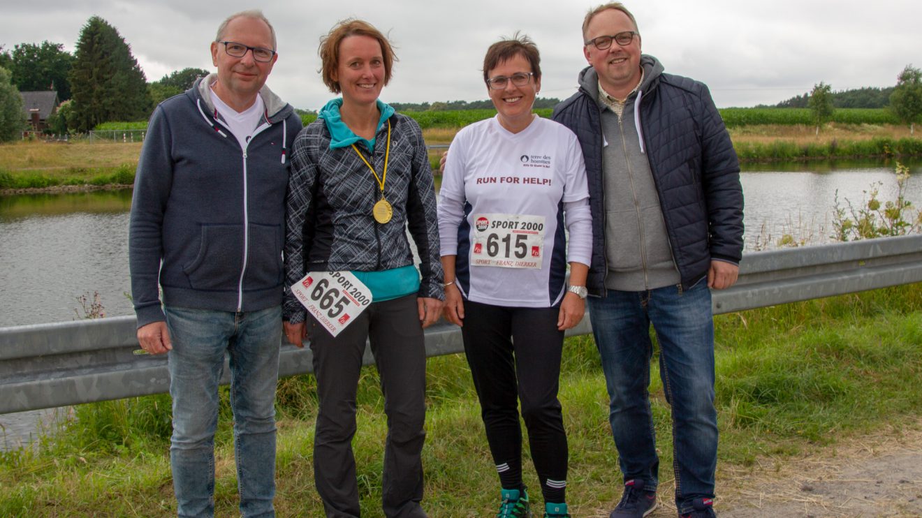 Christian Speer mit Siegerin Nicola Blum, Christel Kovermann von terre des hommes und Heiner Placke (von links). Foto: André Thöle