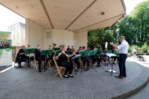 Das Wallenhorster Blasorchester spielte zuletzt am vergangenen Wochenende bei strahlendem Sonnenschein in Bad Laer. Foto: Wallenhorster Blasorchester