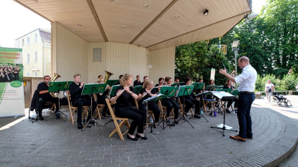 Das Wallenhorster Blasorchester spielte zuletzt am vergangenen Wochenende bei strahlendem Sonnenschein in Bad Laer. Foto: Wallenhorster Blasorchester