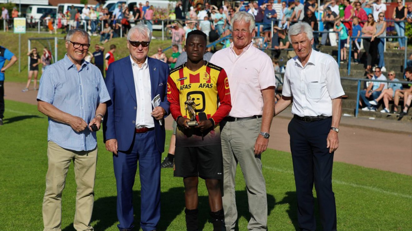 Johan Bakayoku wird als bester Spieler geehrt (v.l.) von Peter Papke, Alfred Lindner, Gerd Strößner und DFB-Vizepräsident Eugen Gehlenborg. Foto: Karl-Heinz Rickelmann