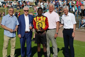 Johan Bakayoku wird als bester Spieler geehrt (v.l.) von Peter Papke, Alfred Lindner, Gerd Strößner und DFB-Vizepräsident Eugen Gehlenborg. Foto: Karl-Heinz Rickelmann