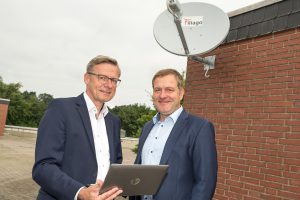 Praxistauglich: Bürgermeister Otto Steinkamp (links) und Guido Pott, Aufsichtsratsvorsitzender der Gemeindewerke, präsentieren die Satellitentechnik, die bereits an der Kläranlage Barlager Esch im Einsatz ist. Foto: Thomas Remme