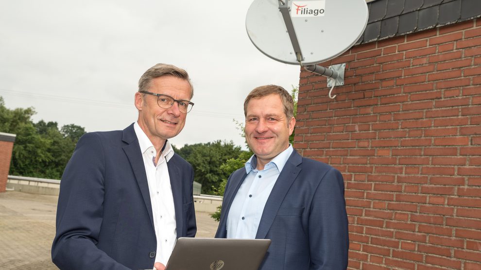 Praxistauglich: Bürgermeister Otto Steinkamp (links) und Guido Pott, Aufsichtsratsvorsitzender der Gemeindewerke, präsentieren die Satellitentechnik, die bereits an der Kläranlage Barlager Esch im Einsatz ist. Foto: Thomas Remme