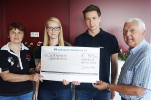 Zwei Vorstandsmitglieder der Ruller Messdiener übergeben einen symbolischen Scheck über 800 Euro an die Schatzmeisterin und den Vorsitzenden des Fördervereins. Von Links: Christa Wiemann, Sarah Wellmann, Julius Monska und Heinrich Lunte. Foto: Messdiener Rulle