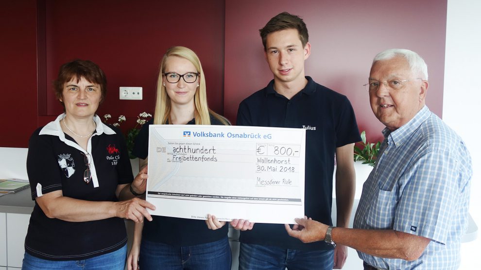 Zwei Vorstandsmitglieder der Ruller Messdiener übergeben einen symbolischen Scheck über 800 Euro an die Schatzmeisterin und den Vorsitzenden des Fördervereins. Von Links: Christa Wiemann, Sarah Wellmann, Julius Monska und Heinrich Lunte. Foto: Messdiener Rulle