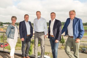 Mit Blick auf die Baustelle informieren sich Marion Müssen, Guido Pott, Bürgermeister Otto Steinkamp und Manfred Gretzmann bei Björn Schütte (Mitte) über die Erweiterung des Logistikzentrums. Foto: Thomas Remme