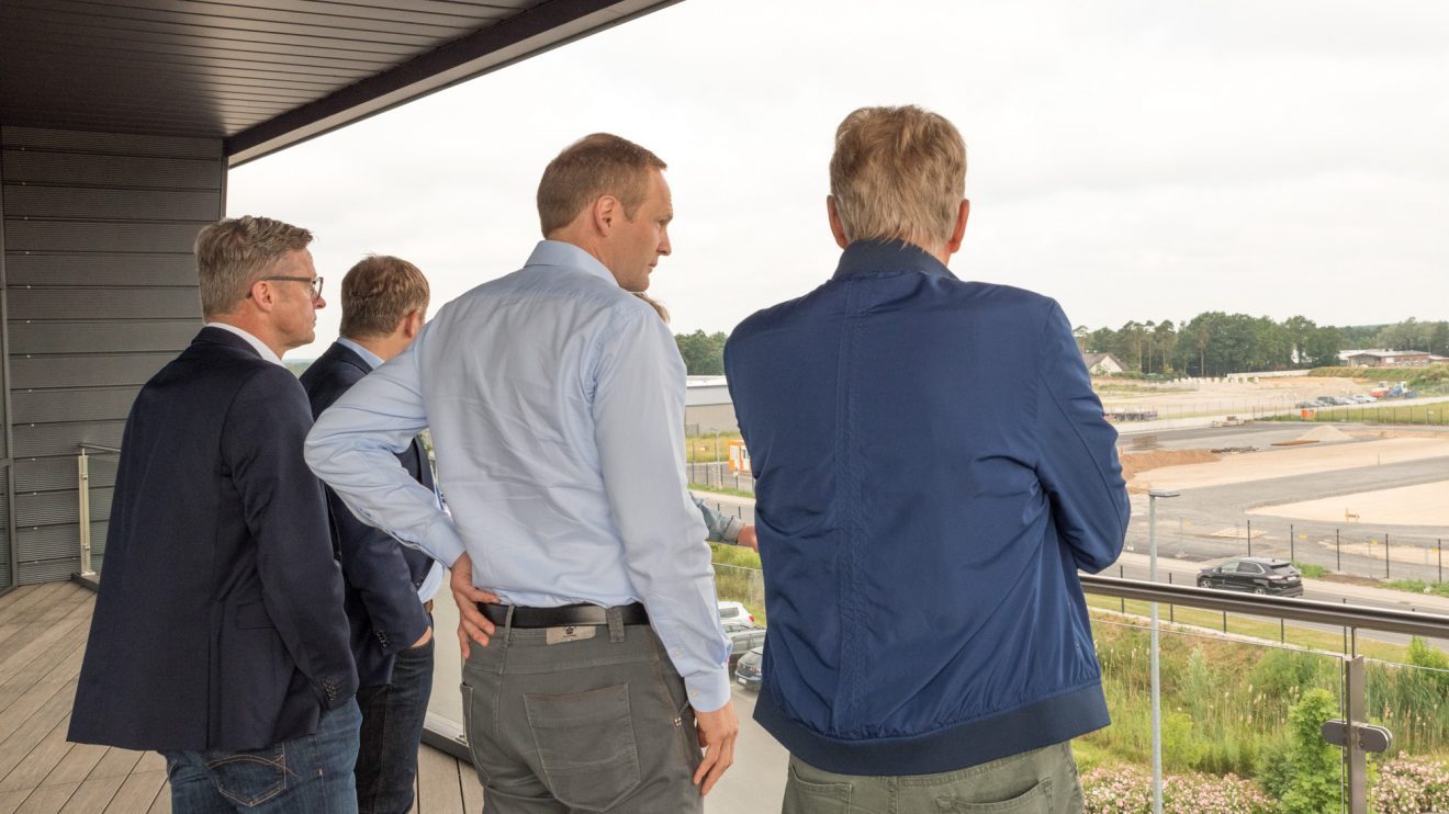 Vom Balkon der drei Jahre jungen Firmenzentrale hat Unternehmer Björn Schütte die Baustelle gut im Blick. Foto: Thomas Remme