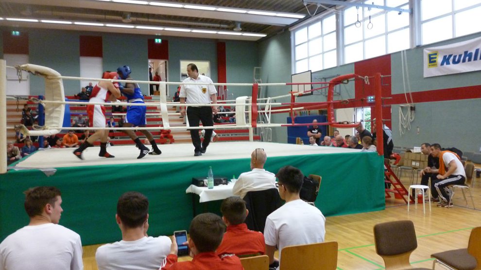 Kampfszene vom Edekacup 2016. Am 23. und 24. Juni 2018 findet in der Gymnastikhalle in Wallenhorst wieder das Boxturnier um den Edeka-Kuhlmann-Cup statt. Foto: Peter Papke