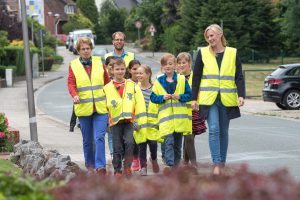 So sieht die clevere Alternative aus: Anstatt mit dem Auto zur Schule gebracht zu werden, gehen die Kinder in Begleitung von Ehrenamtlichen beim Walking Bus gemeinsam zu Fuß zur Schule. Den Probelauf fürs Werbefoto begleiten Christa Reese (links), Stefan Sprenger und Nadin Kohlbrecher. Foto: Thomas Remme