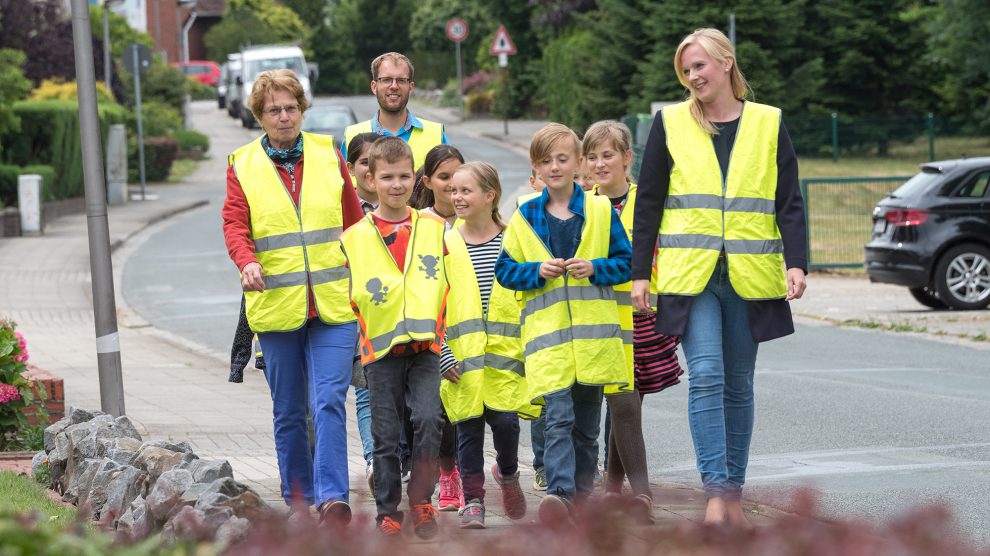 So sieht die clevere Alternative aus: Anstatt mit dem Auto zur Schule gebracht zu werden, gehen die Kinder in Begleitung von Ehrenamtlichen beim Walking Bus gemeinsam zu Fuß zur Schule. Den Probelauf fürs Werbefoto begleiten Christa Reese (links), Stefan Sprenger und Nadin Kohlbrecher. Foto: Thomas Remme