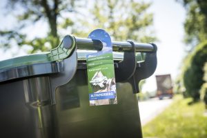 Mit einem neuen Tonnenanhänger machen die Müllwerker im Landkreis Kunden mit ausufern-den Papiermengen auf Abhilfemöglichkeiten aufmerksam. Foto: A. W. Sobott / AWIGO