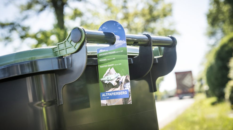 Mit einem neuen Tonnenanhänger machen die Müllwerker im Landkreis Kunden mit ausufern-den Papiermengen auf Abhilfemöglichkeiten aufmerksam. Foto: A. W. Sobott / AWIGO
