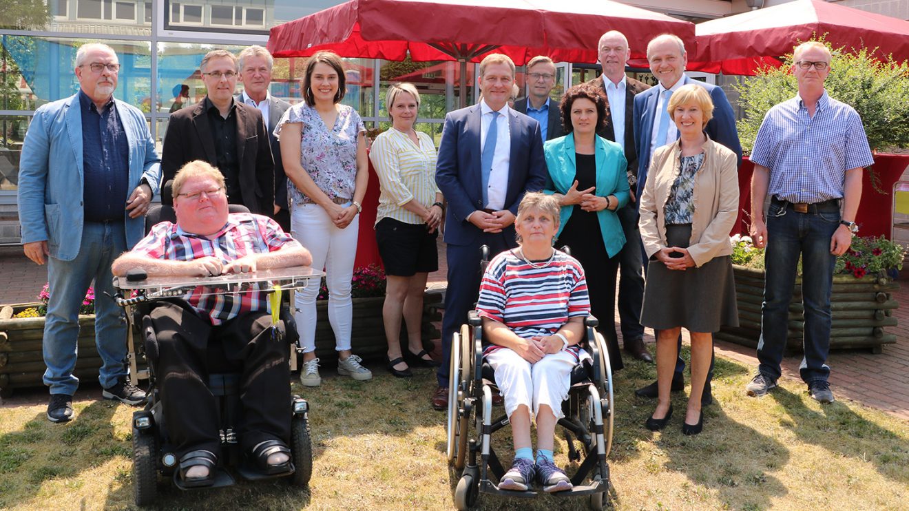 Auf Anregung des Landtagsabgeordneten Guido Pott besuchte Sozialministerin Carola Reimann die Werkstatt der Heilpädagogischen Hilfe Osnabrück in Wallenhorst. Foto: Hendrik Chmiel