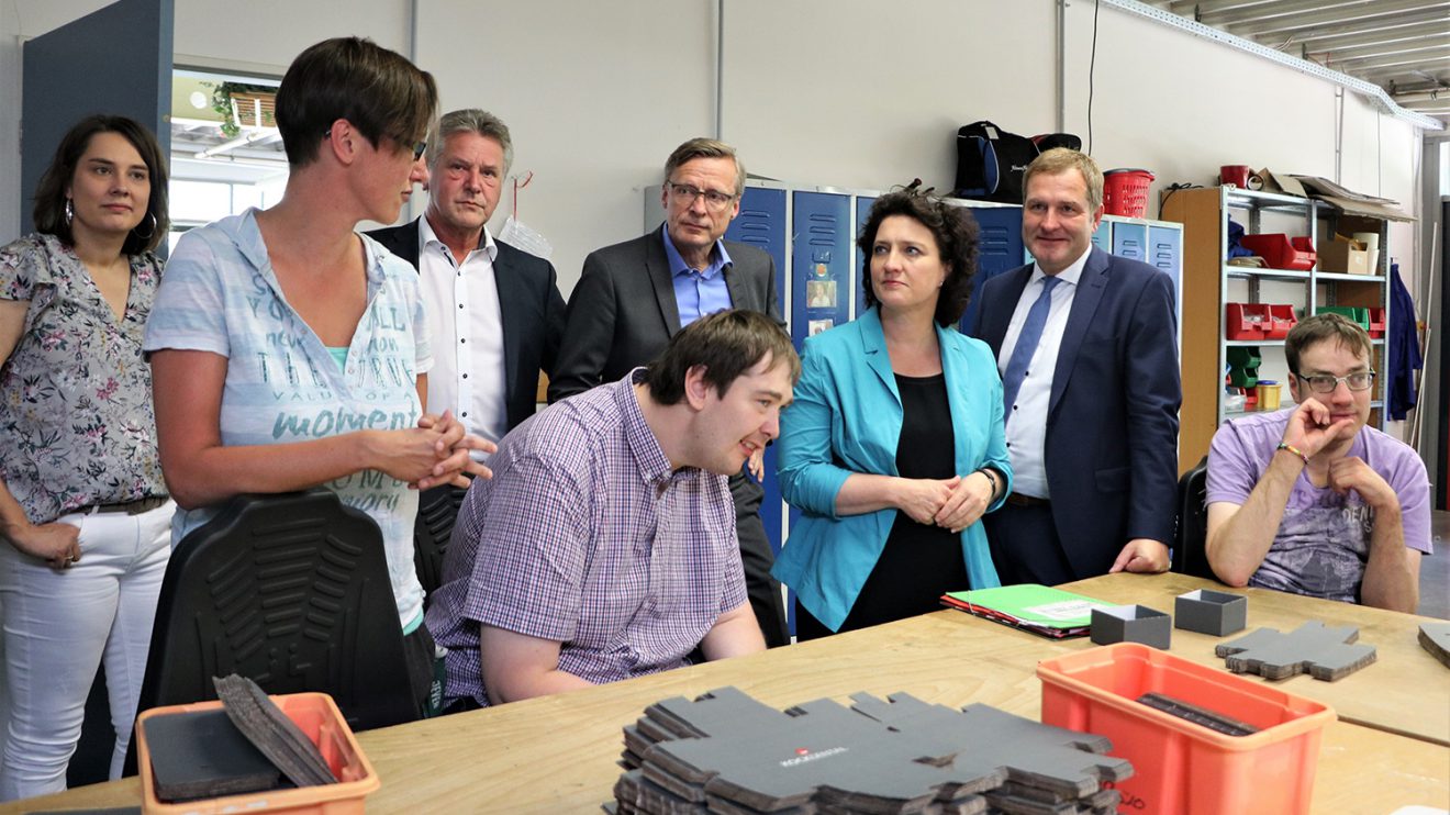 Sozialministerin Carola Reimann, Landtagsabgeordneter Guido Pott und Bürgermeister Otto Steinkamp freuen sich über die Auftragsvergabe an die Wallenhorster Werkstatt. Foto: Hendrik Chmiel