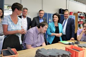 Sozialministerin Carola Reimann, Landtagsabgeordneter Guido Pott und Bürgermeister Otto Steinkamp freuen sich über die Auftragsvergabe an die Wallenhorster Werkstatt. Foto: Hendrik Chmiel