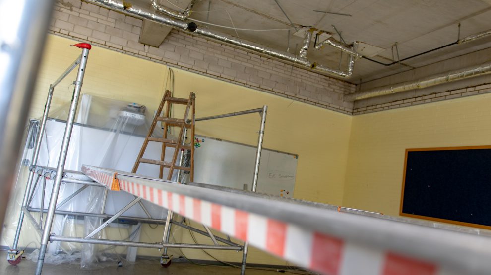 Kaum wiederzuerkennen ist der Klassenraum in der Alexanderschule, der nach der Ausstattung mit Beamer und Whiteboard derzeit mit einer Akustikdecke sowie LED-Beleuchtung aufgewertet wird. Foto: André Thöle