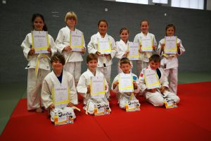 Die erfolgreichen jungen Judoka nach ihrer bestandenen Gürtelprüfung. Foto: Blau-Weiss Hollage