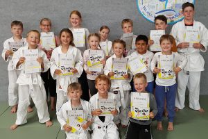 Die jungen Judoka von Blau-Weiss Hollage nach ihrer bestandenene Prüfung. Foto: Blau-Weiss Hollage