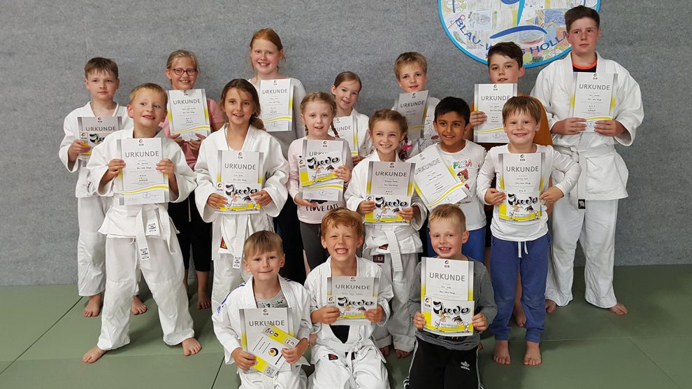 Die jungen Judoka von Blau-Weiss Hollage nach ihrer bestandenene Prüfung. Foto: Blau-Weiss Hollage