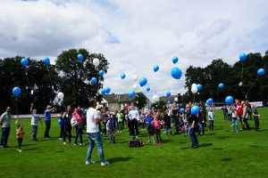 Großes Familienfest von Blau-Weiss Hollage rund um die neue Trainingshalle am Benkenbusch. Auch ein Luftballonwettbewerb durfte nicht fehlen. Foto: Blau-Weiss Hollage