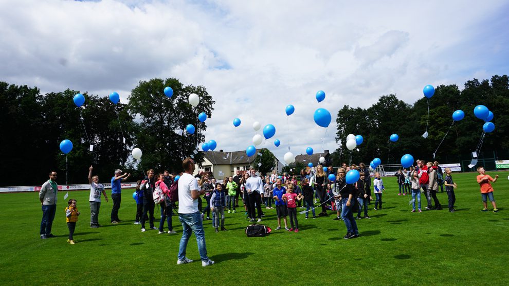 Großes Familienfest von Blau-Weiss Hollage rund um die neue Trainingshalle am Benkenbusch. Auch ein Luftballonwettbewerb durfte nicht fehlen. Foto: Blau-Weiss Hollage
