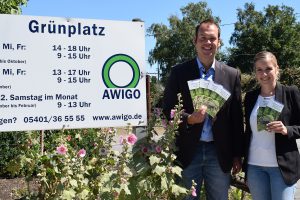 Die Unternehmenskommunikation der AWIGO, vertreten durch Bastian Spreckelmeyer (links) und Daniela Pommer, präsentiert den neuen Infoflyer zu den Risiken der wilden Grünab-fallentsorgung. Foto: L. Luttmer, AWIGO