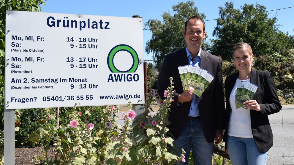 Die Unternehmenskommunikation der AWIGO, vertreten durch Bastian Spreckelmeyer (links) und Daniela Pommer, präsentiert den neuen Infoflyer zu den Risiken der wilden Grünab-fallentsorgung. Foto: L. Luttmer, AWIGO