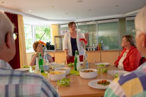 Bernhild Diekriede erläutert den Mitgliedern des Seniorenbeirats das neue Mittagsangebot. Foto: André Thöle