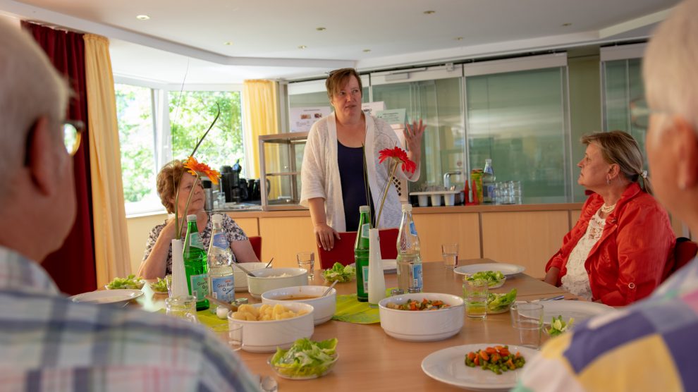 Bernhild Diekriede erläutert den Mitgliedern des Seniorenbeirats das neue Mittagsangebot. Foto: André Thöle