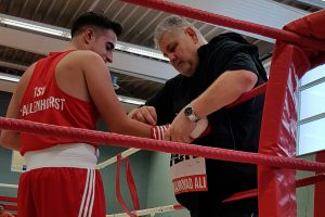 Trainer Ralf Dörjes versorgt seinen Boxer Musa Duruel nach dessen Niederlage. Foto: Ria Papke