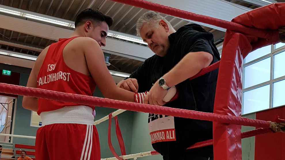 Trainer Ralf Dörjes versorgt seinen Boxer Musa Duruel nach dessen Niederlage. Foto: Ria Papke