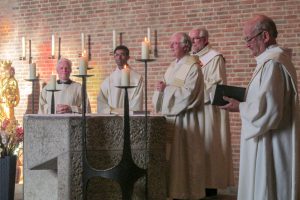 Abschlussgottesdienst in Hilkerode mit Kolpingpräses Rainer Hatke, Diakon Norbert Hoff, Pastor Ludwig Haas, Pater Xavier und Messdiener Johannes Holtmeyer (von rechts). Foto: Hubert Wächter