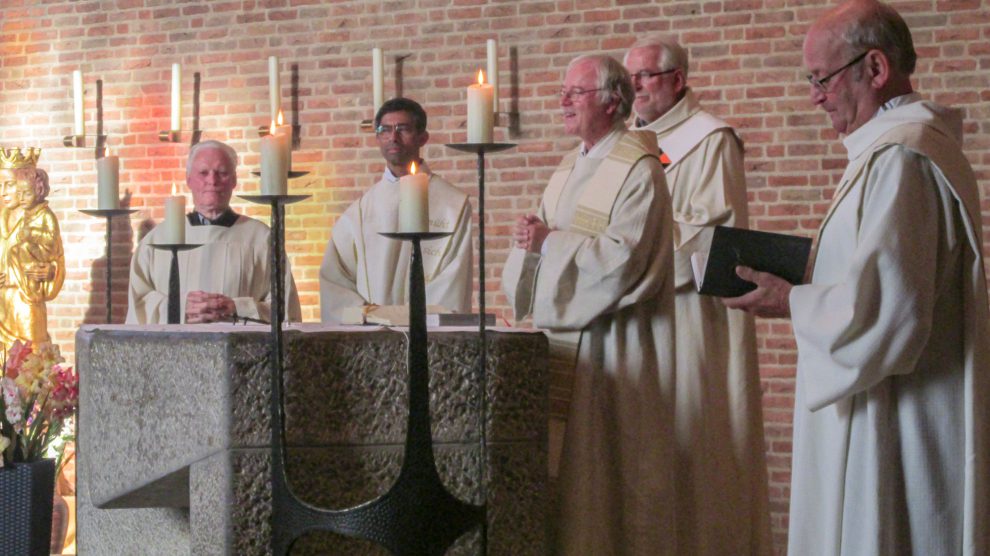 Abschlussgottesdienst in Hilkerode mit Kolpingpräses Rainer Hatke, Diakon Norbert Hoff, Pastor Ludwig Haas, Pater Xavier und Messdiener Johannes Holtmeyer (von rechts). Foto: Hubert Wächter