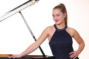 Die erst 15-jährige Pianistin und Preisträgerin beim Bundeswettbewerb „Jugend musiziert“ Sophie Brandes ist am Sonntag, 9. September, mit Stücken von Bach, Schubert und Rachmaninoff im Kapellenraum des Kulturhauses zu hören. Foto: M. Lütjens