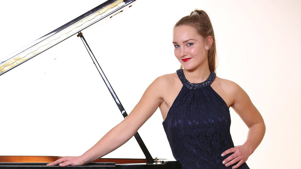 Die erst 15-jährige Pianistin und Preisträgerin beim Bundeswettbewerb „Jugend musiziert“ Sophie Brandes ist am Sonntag, 9. September, mit Stücken von Bach, Schubert und Rachmaninoff im Kapellenraum des Kulturhauses zu hören. Foto: M. Lütjens