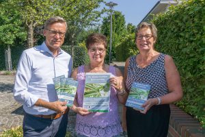 Sie laden zum 10. Wallenhorster Schmerztag ins Rathaus ein: (von links) Bürgermeister Otto Steinkamp, Brigitte Teepe und Kornelia Böert. Foto: Anette Boberg