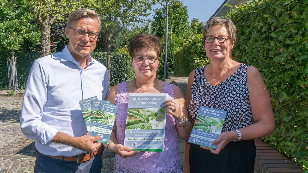 Sie laden zum 10. Wallenhorster Schmerztag ins Rathaus ein: (von links) Bürgermeister Otto Steinkamp, Brigitte Teepe und Kornelia Böert. Foto: Anette Boberg