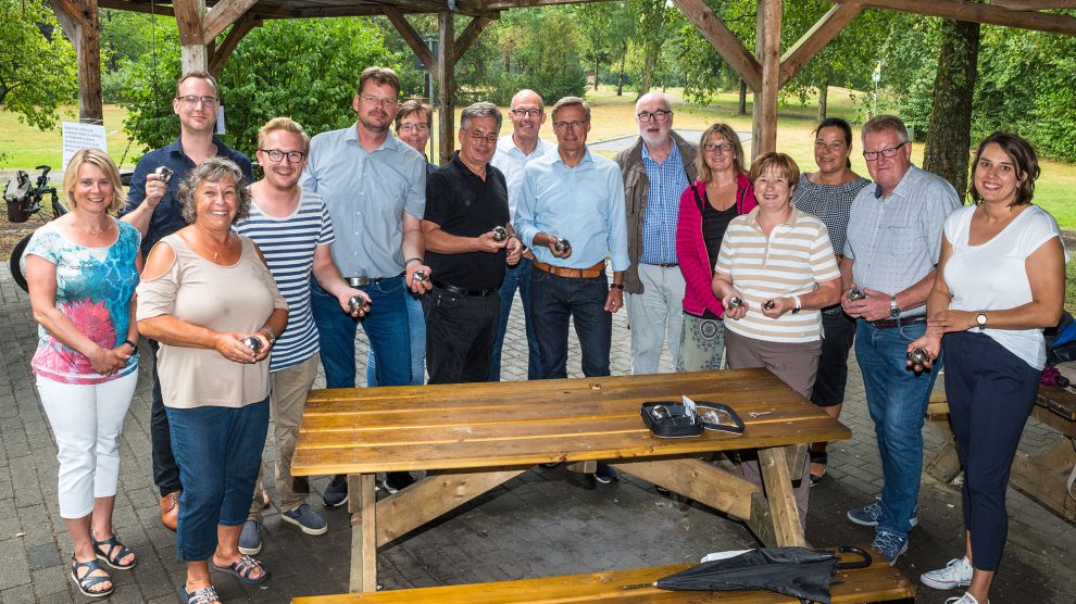 Vertreter von Rat und Verwaltung folgten der Einladung von Wallenhorsts Bürgermeister Otto Steinkamp in den Bürgerpark. Foto: Thomas Remme