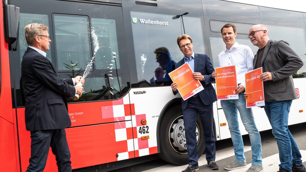 Auf den Namen „Wallenhorst“ taufte Bürgermeister Otto Steinkamp im Beisein von Jörg Schneider (Weser-Ems-Bus), Thomas Schniedermann (Planungsgesellschaft Nahverkehr Osnabrück PlaNOS) und Jörg Beckermann (Busunternehmen Beckermann) einen der Busse, die nun mit neuem Takt und neuer Linienführung in Wallenhorst unterwegs sind. Foto: Thomas Remme