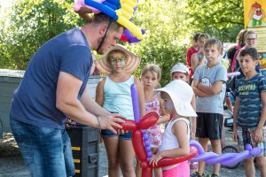 Mit seinen großartigen Kunstwerken brachte Luftballonkünstler Patrick Hawighorst kleine wie große Gäste zum Staunen. Foto: Thomas Remme