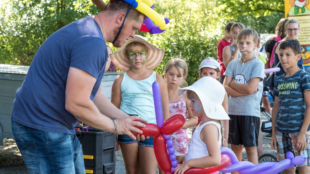 Mit seinen großartigen Kunstwerken brachte Luftballonkünstler Patrick Hawighorst kleine wie große Gäste zum Staunen. Foto: Thomas Remme