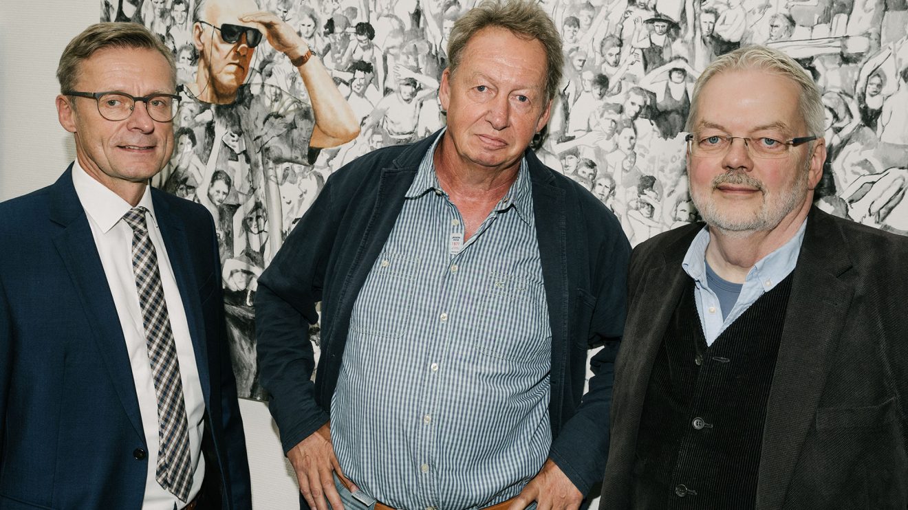 Bürgermeister Otto Steinkamp, Thomas Johannsmeier und Alfred Cordes (von links) eröffnen die Ausstellung „Kunstsprünge“ im Wallenhorster Rathaus. Foto: Thomas Remme